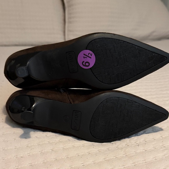Unisa Brown Suede Ankle Boots Size 6.5 Kitten Heels NWT (But No Box) Fabulous! - Picture 2 of 6